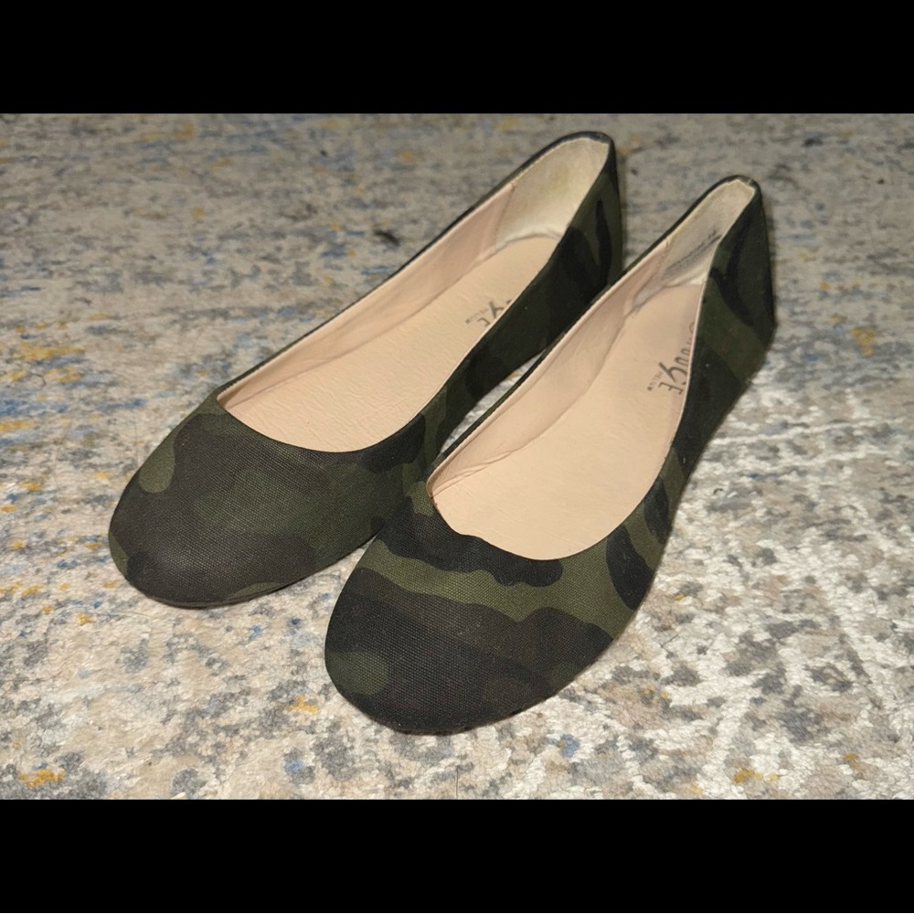 Used Camo Print Flats